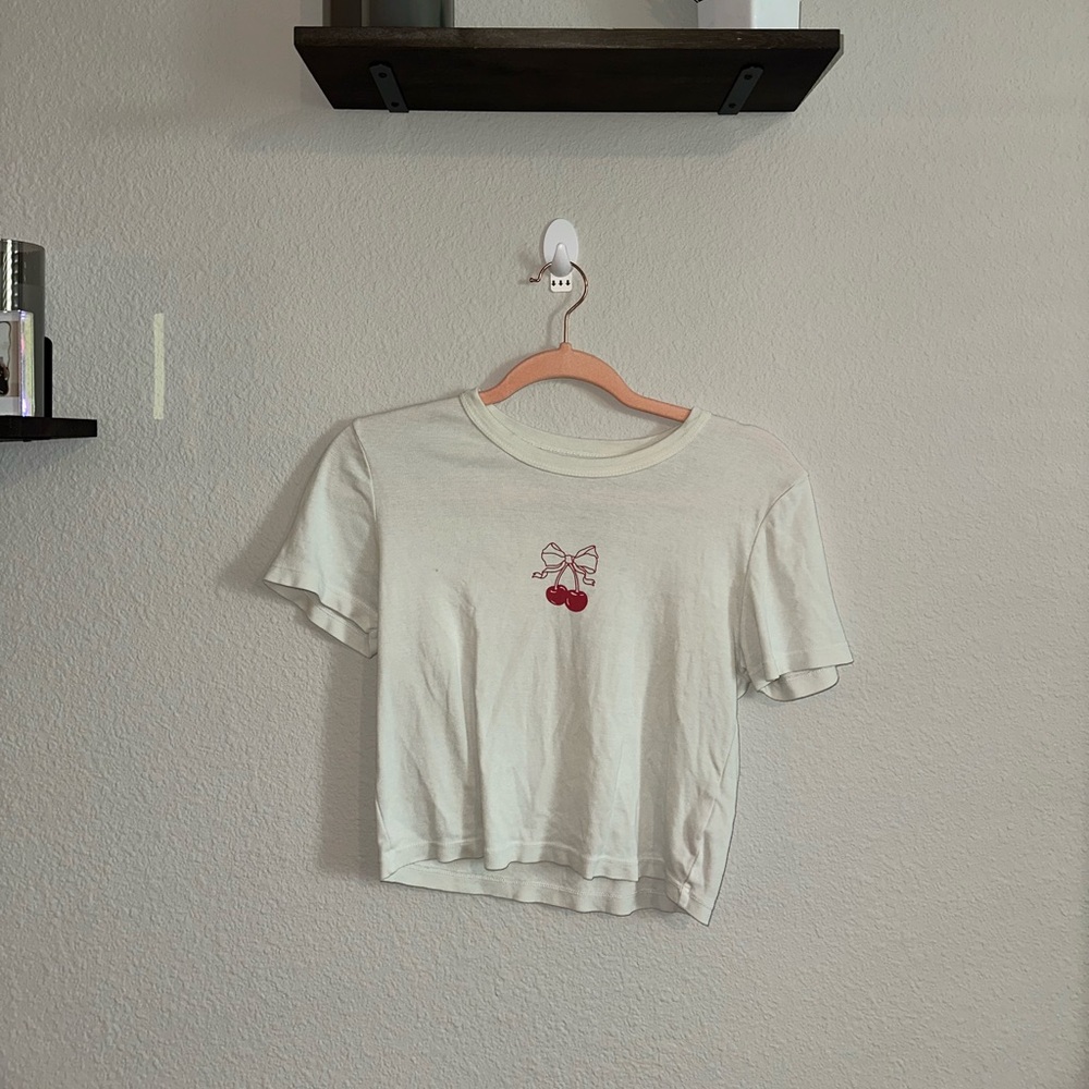 WHITE TSHIRT WITH CHERRIES